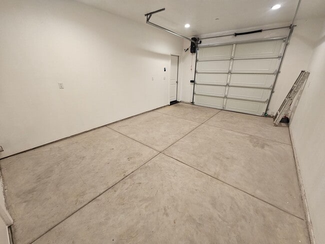 Building Photo - 3 Bedroom 2 Bathroom Duplex for Rent in Corning!