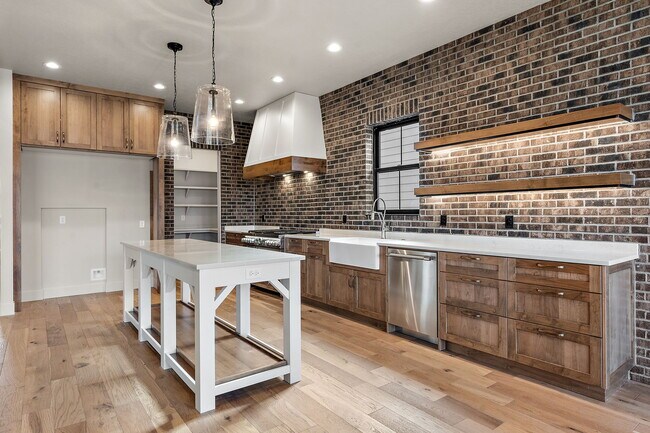 Building Photo - 116 S Carbon Rivet Ave