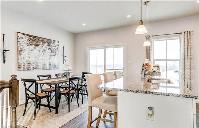 Building Photo - Lovely Townhouse in Benns Grant!
