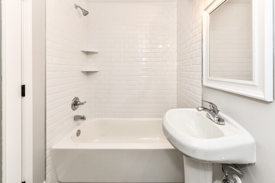 Building Photo - 5352 Chillum Pl NE