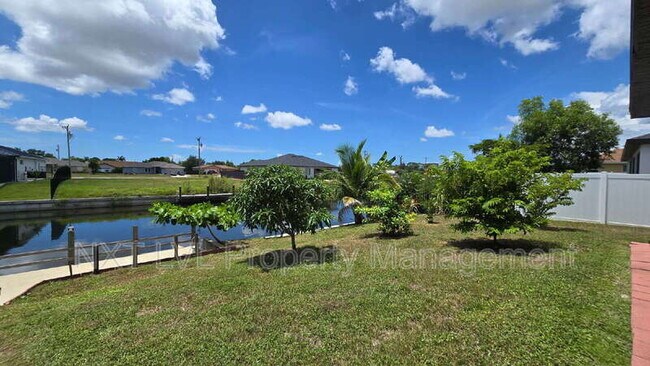 Building Photo - 220 NE 8th Pl