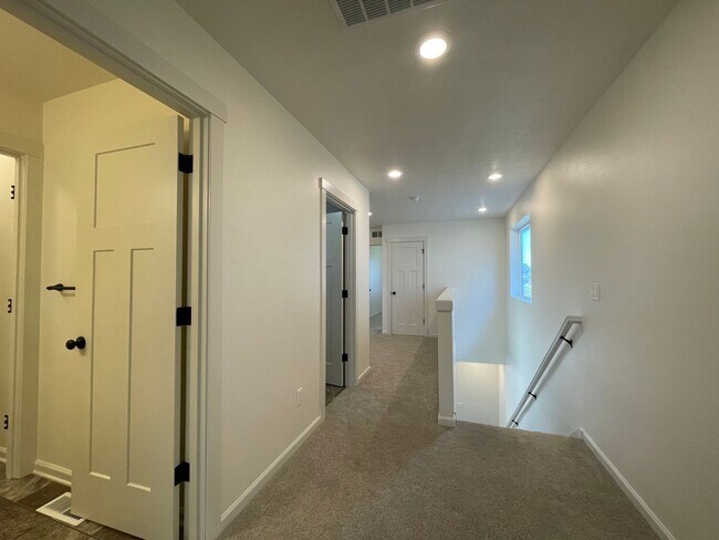 Building Photo - 4Bd/2.5Ba Gresham Home ~ Community Playgro...