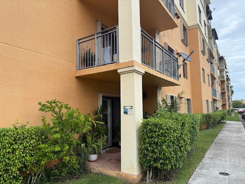 Building Photo - 9340 Fontainebleau Blvd