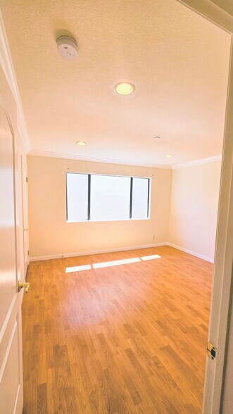 Building Photo - 1043 Thompson Ave