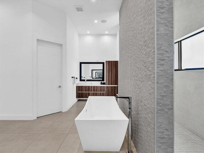 Building Photo - 6122 SW 173rd Way