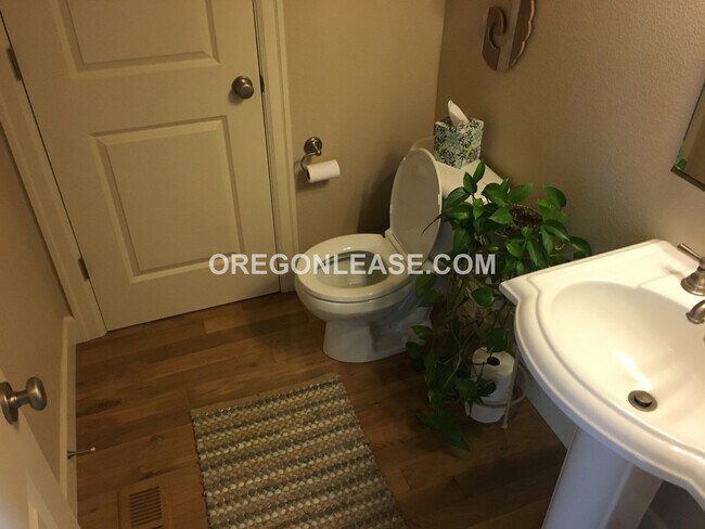 Building Photo - 3 bed 2.5 bath townhome in North Eugene