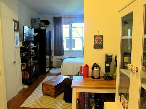 Building Photo - 220 E 10th St