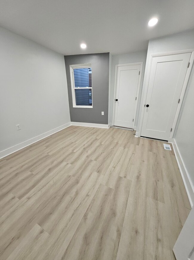 Building Photo - Beautifully Remodeled Townhouse