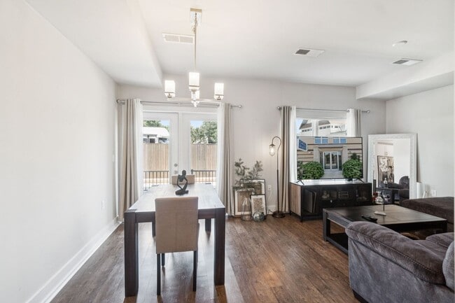 Building Photo - Experience refined living in this beautifu...