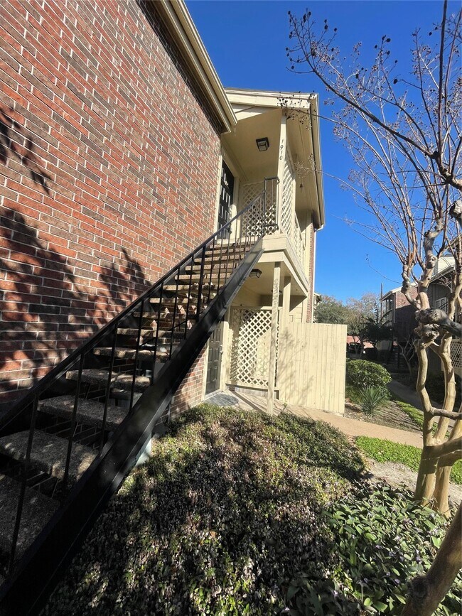 Building Photo - 2121 El Paseo St