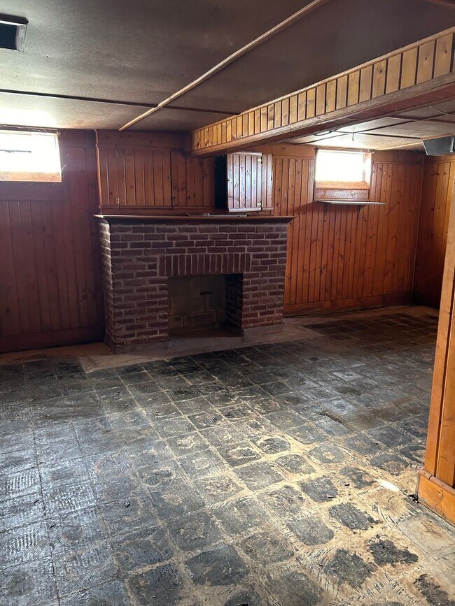 Building Photo - 122S