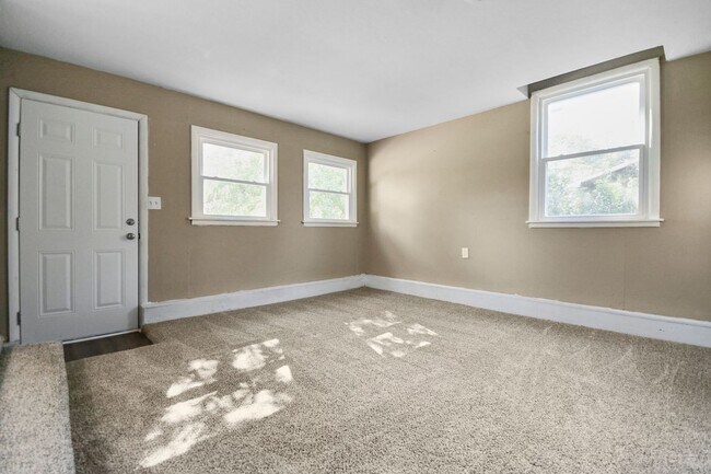 Building Photo - Pet Friendly Four Bedroom!