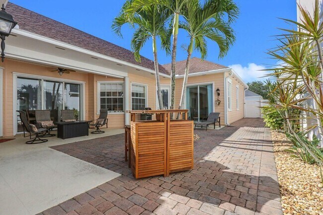 Building Photo - 122 Poinciana Dr