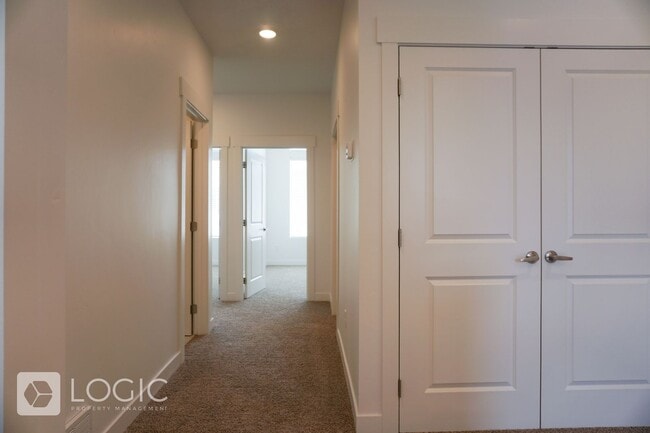 Building Photo - Gorgeous Townhome in Great Location!