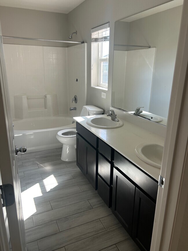 Upstairs bath - 4121 Sandy Breeze Ln