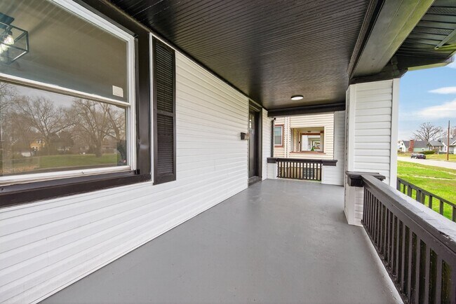 Building Photo - 716 15th Ave