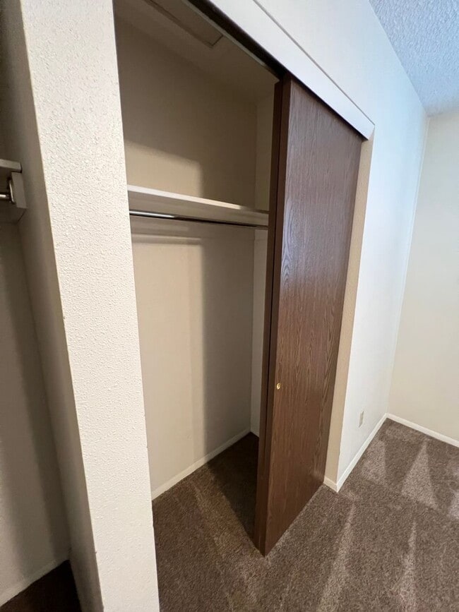 Building Photo - 1 Bedroom 1 Bath Townhouse in Great Neighborhood