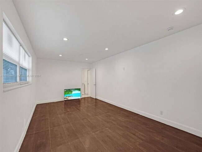 Building Photo - 5 bedroom in Hollywood FL 33021