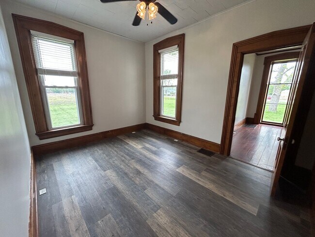 Building Photo - 4 Bedroom 2 Bathroom