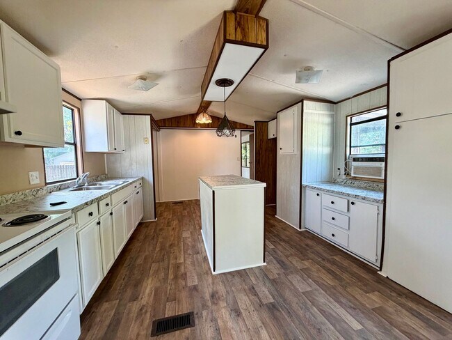 Building Photo - 3 bedroom/ 2 bath in Lakeland