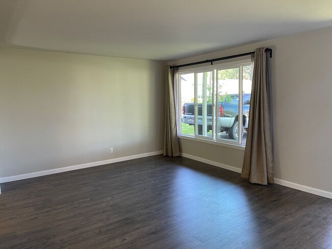 Building Photo - CAMAS Charming Remodeled 3 Bedroom Bungalow close to Crown Park!