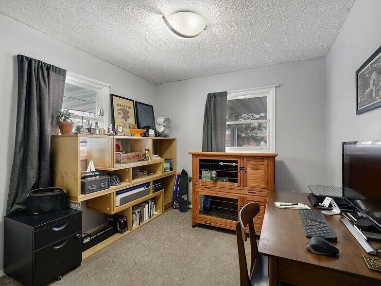 Building Photo - 1009 NE Lowry Ave