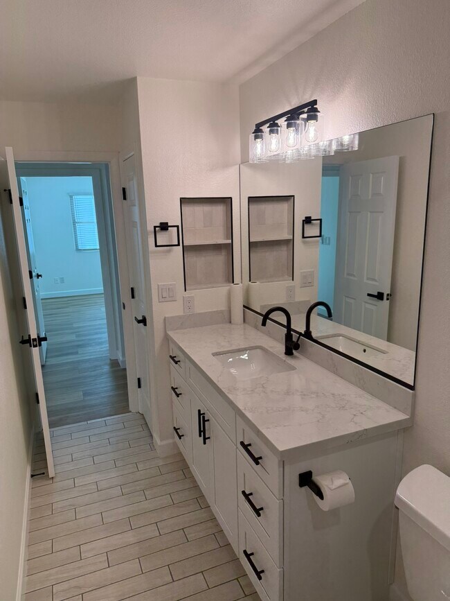 Building Photo - 3624 W Elgin St