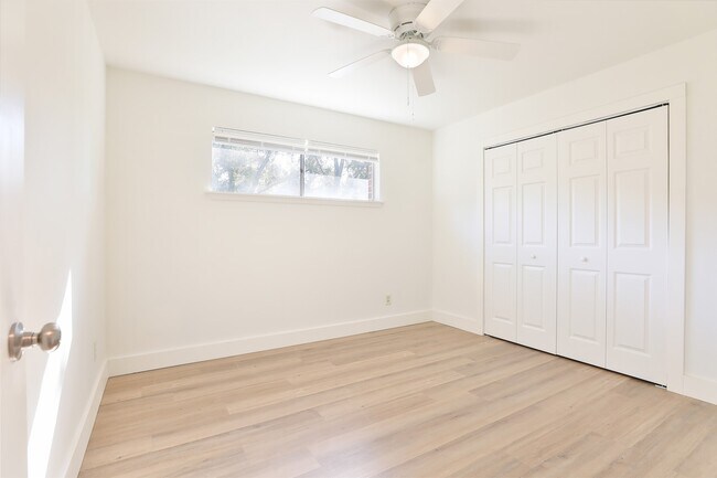 Building Photo - 606 Venice St