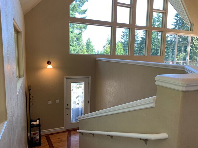 Building Photo - 5 bedroom 3 bathroom gorgeous house with v...