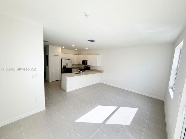 Building Photo - 262 SE 27th Dr