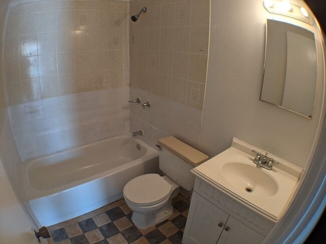 Building Photo - 3 Bedroom, 2 Bathrooms Apartment with Water View