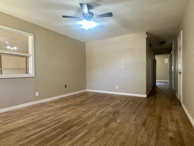 Building Photo - Spacious 3/1!