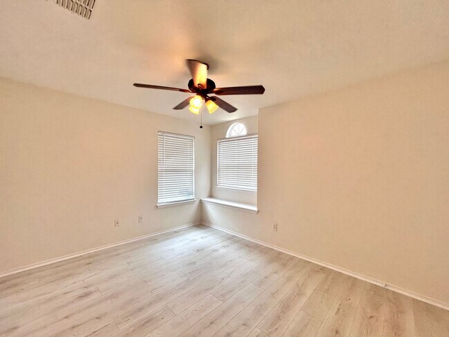 Building Photo - Beautiful 3/BR 2.5/BA Home with Modern Fin...