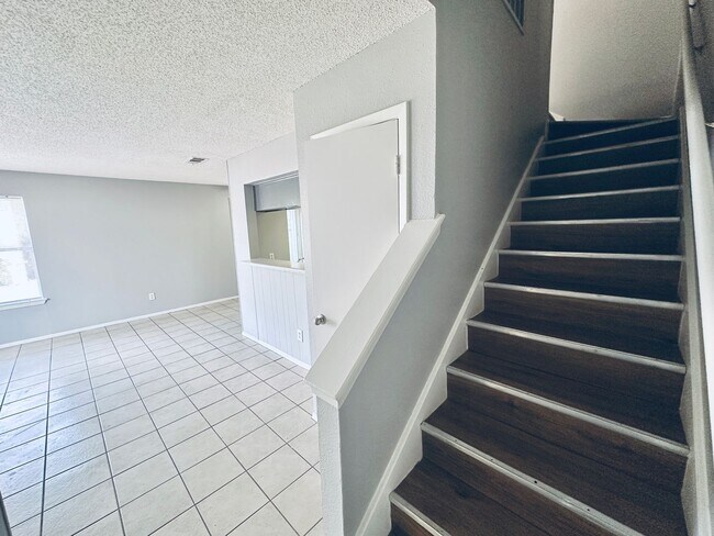 Building Photo - 5305 Woodland Oaks Ct