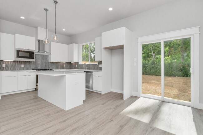 Building Photo - 5818 Burt St