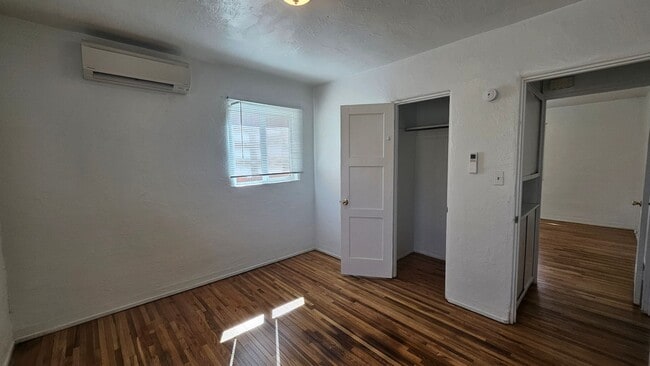 Building Photo - 1216 Columbia Dr NE
