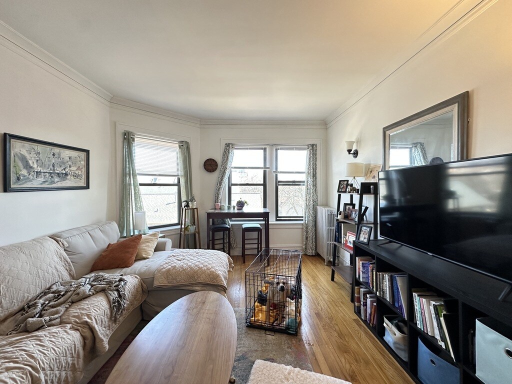 Building Photo - 1911 W Larchmont Ave