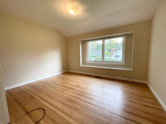 Building Photo - 1534 Marlbarough Ave