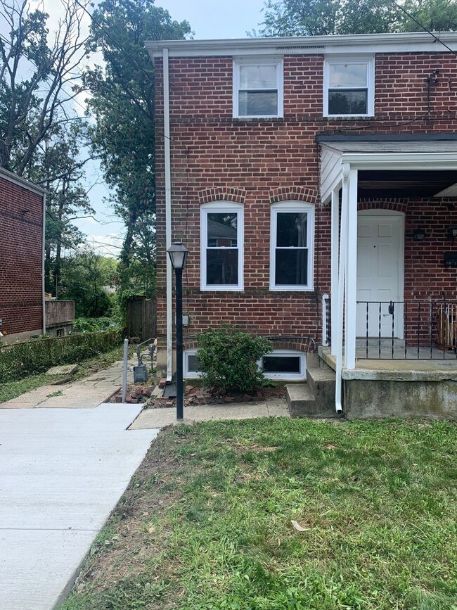 Primary Photo - 2 Bedroom, 1 Bath Townhome in Towson, Larg...