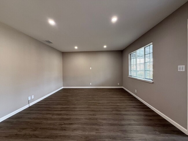 Building Photo - Nice and bright detached single-family res...