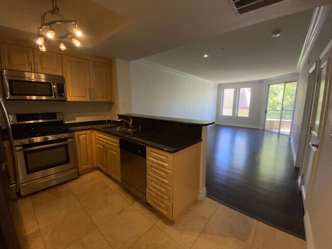 Building Photo - Beautiful, unfurnished luxury condo at the...