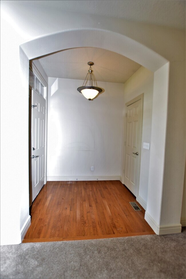 Building Photo - 1008 Southgate Circle