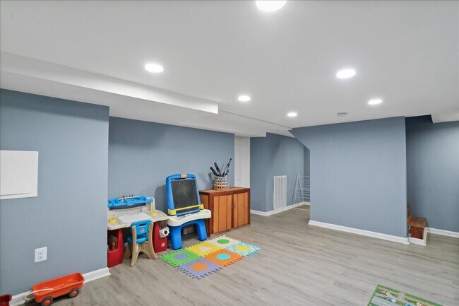 Building Photo - 13715 Dixie Dr