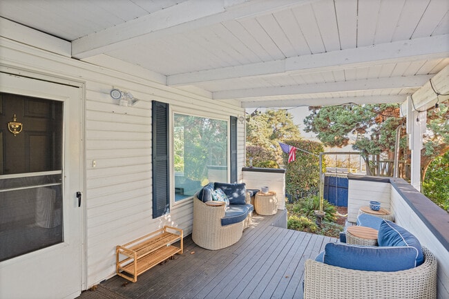 Building Photo - 6807 Aurora Ave N