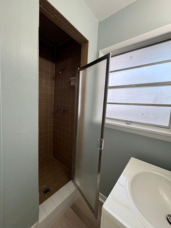 Building Photo - Amazing 4 bedroom/2 bath Home with Fireplace and Central Air & Heat!