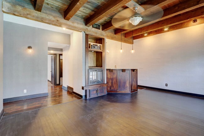 Building Photo - West Plaza Resort-Style  Living