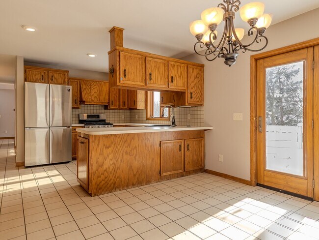 Building Photo - 2630 Glencairin Dr NW