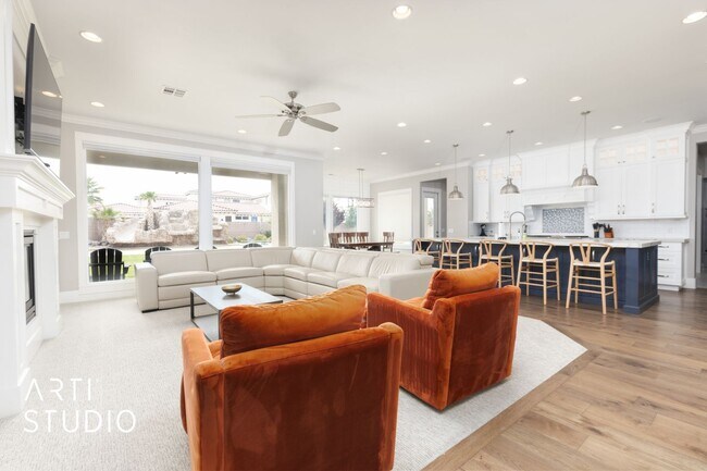 Building Photo - Gorgeous 5 bed 4 bath with AWESOME BACK YA...