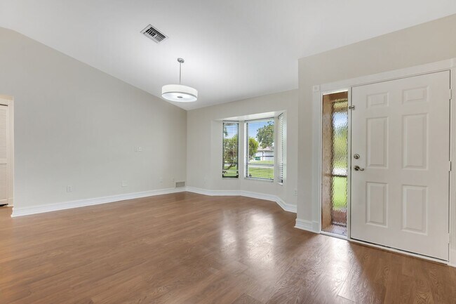 Building Photo - ** GOLDEN GATE CITY ** 3 BED + DEN / 2 BAT...