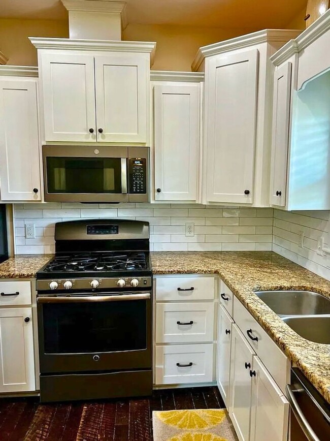 Building Photo - 3/2 updated home with amenities